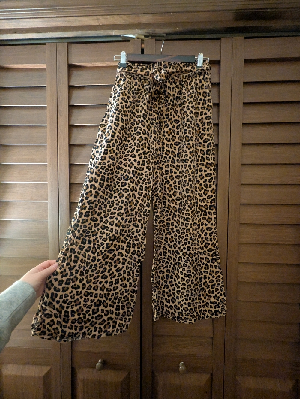 Leopard Print Wide Leg Pants With Bottom Slits And Pockets - Picture 2 of 12